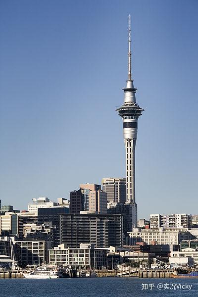 三面环水,并且由许多小火山组成,城市内的天空塔是新西兰最高的建筑物