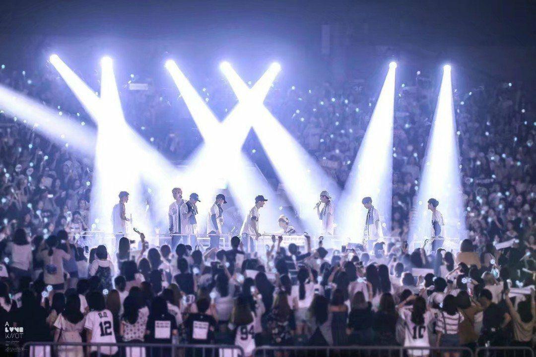 有exo九人合体的可以做电脑壁纸的高清图嘛放大不失真最好是演唱会上