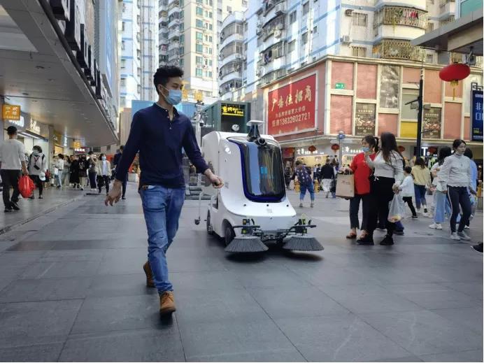 坎德拉发布全球首个多功能环卫机器人引领城市环卫新格局