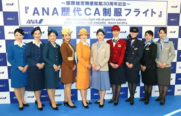 为纪念全日空航空公司(ana)国际航线开通30周年,空乘人员展示了公司从