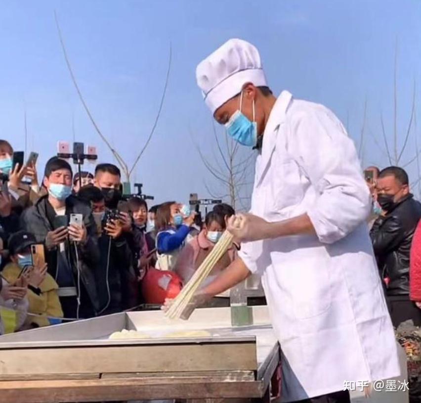 实际上,拉面哥15年如一日只卖3元一碗拉面就是最