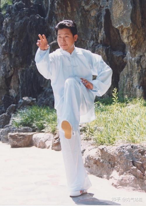 其中的内气站桩,它取形意拳,太极拳,八卦掌等内家名拳养生之精华(无极