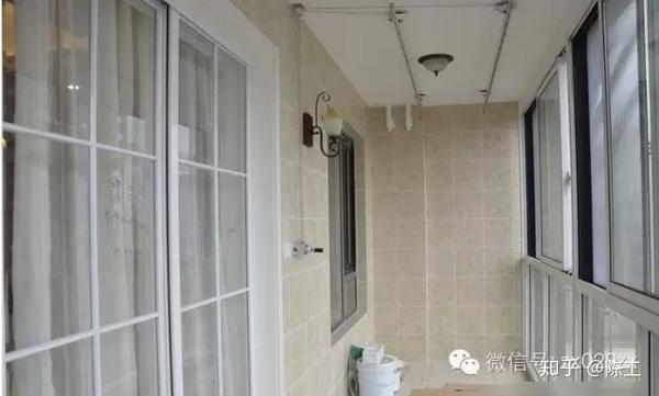 晾衣服阳台尽量不使用石膏板做吊顶,潮湿以后石膏板基层容易掉皮