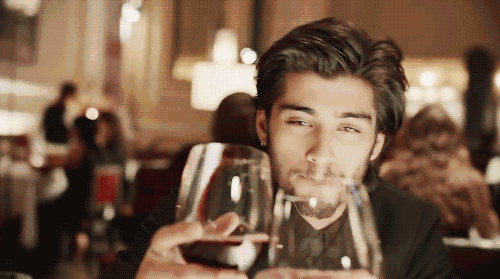 朋友 可以尝试喝起泡酒 因为起泡酒的卡路里比较低 倒酒量也比较少呢