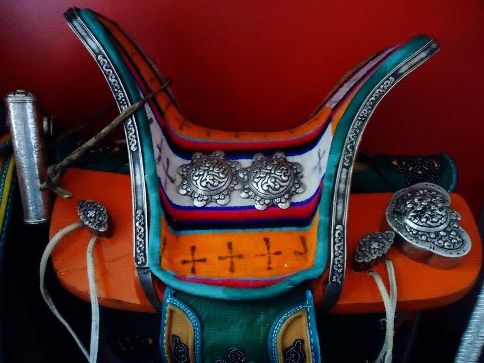 蒙品1选带你看蒙古族马背文化雕花的马鞍