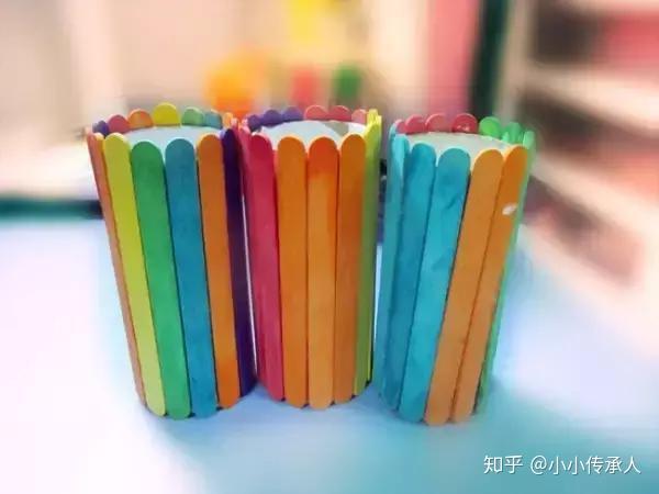 材料:卷筒纸纸芯,雪糕棍,皱纹纸,彩色硬纸板,彩笔,剪刀,胶水 现在