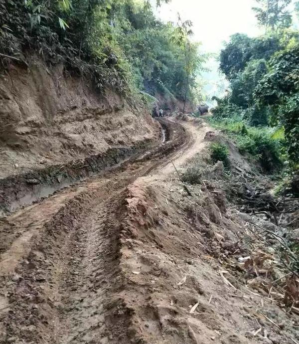 这样的泥路早已是家常便饭