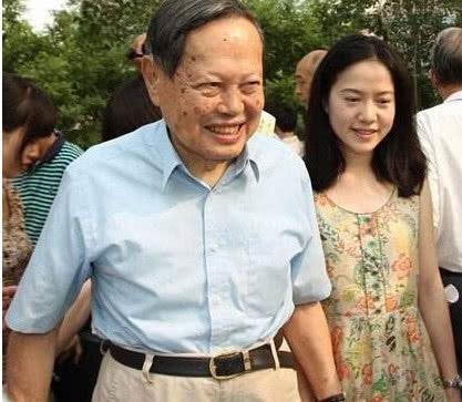 28岁翁帆嫁给82岁杨振宁,一生相守遗嘱却没她的财产,值吗?