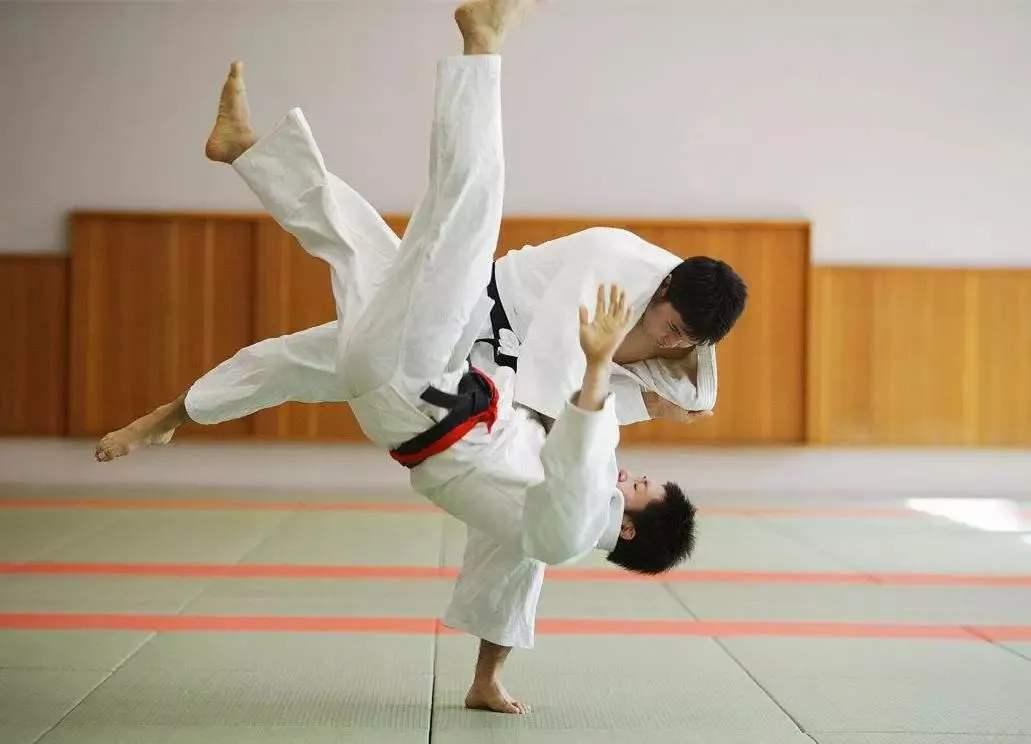 过去几十年里,日本有100多人因柔道比赛及其军事化的训练方式而死亡.