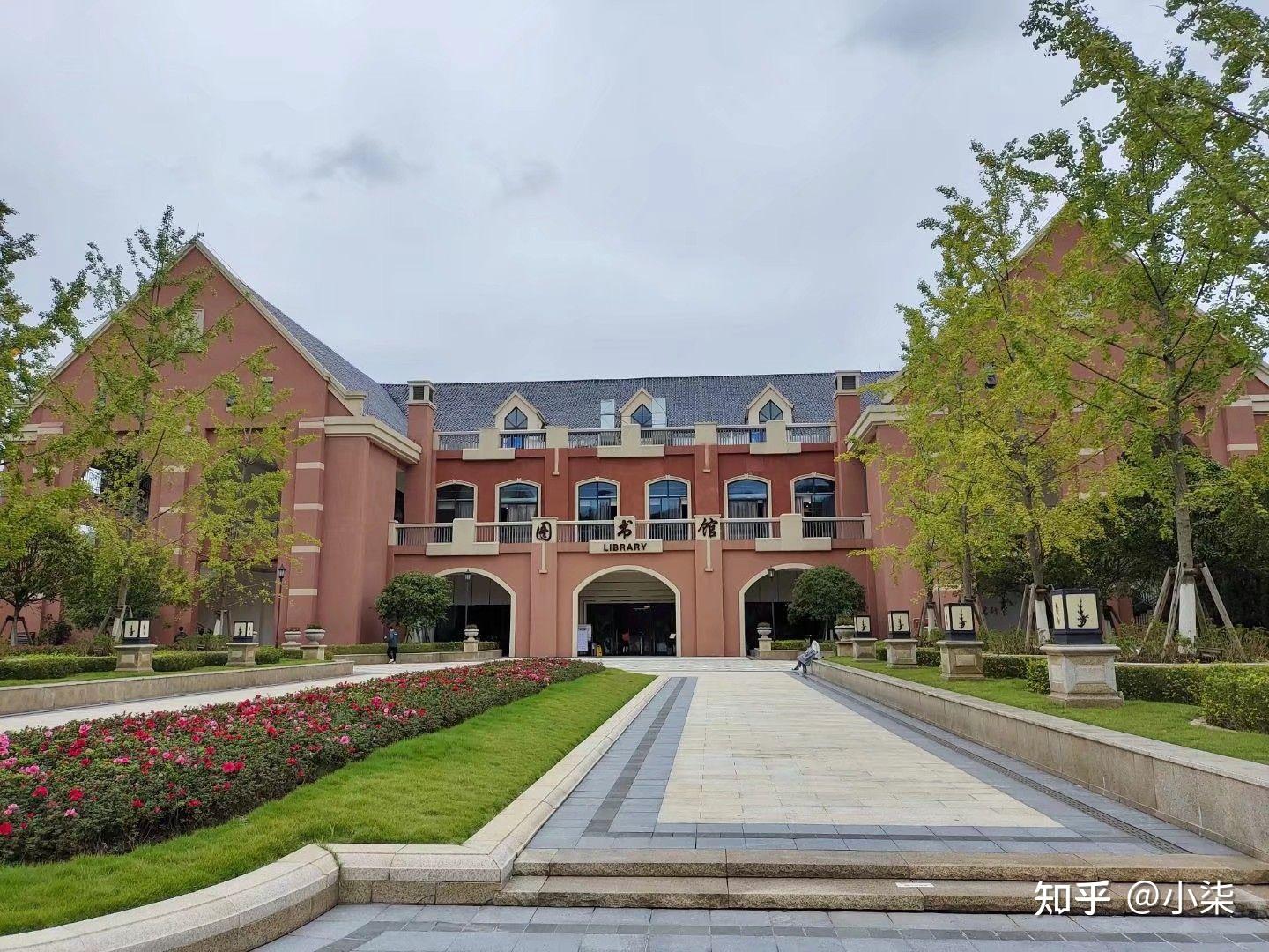 重庆工商大学融智学院的图书馆或教室环境如何?是否适合上自习?