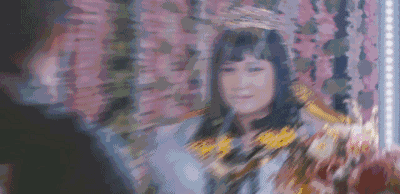 这种节目里有一种一贯的风气,漂亮的女明星来了疯狂地捧,搞笑艺人来