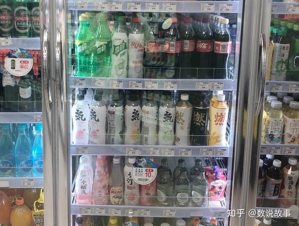 线下便利店货架上,元气森林占据显眼位置