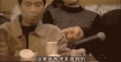 被数落的冯小刚低头抽烟,烦闷的不想说话(后面的陆川似睡非睡).
