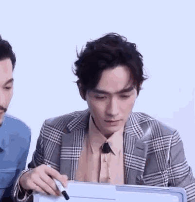 如何评价朱一龙白宇的《时尚芭莎》?