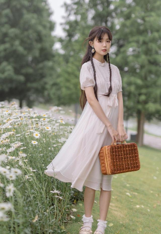 就和其他款式的衣服一样,连衣裙也是有很多不同的风格,今年最流行的就