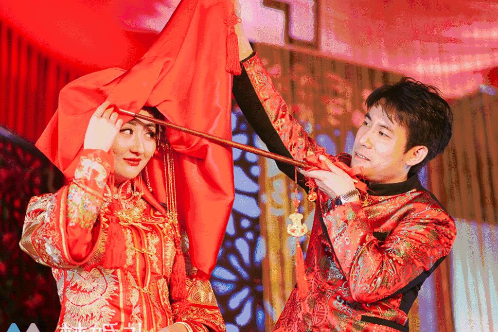迈火盆抛绣球,一场将庙会搬到了现场的新中式婚礼