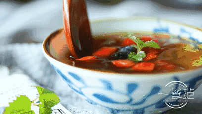 6,再添上些水果,一碗消暑冰粉可以开吃啦