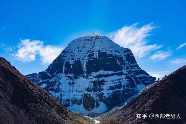 因为在连绵的山峰之中,你总能一眼看到耸入云霄的冈仁波齐.