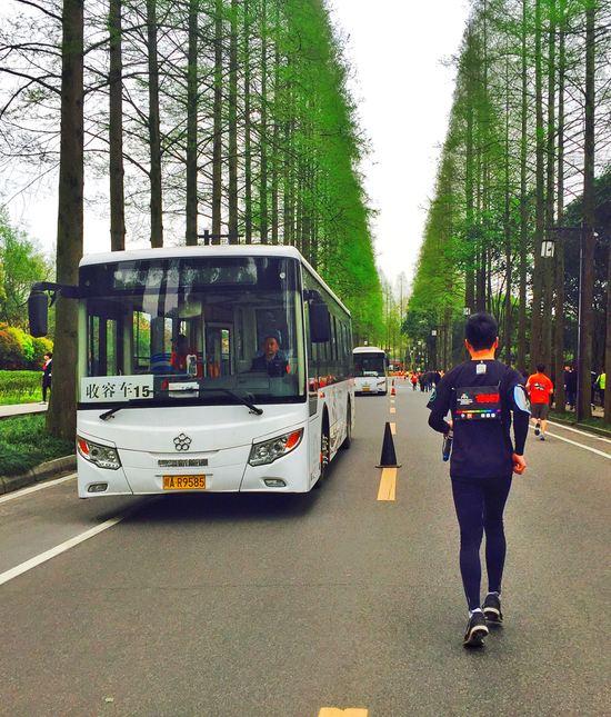 现实马拉松和人生马拉松上,被收容车捡走的后果一样吗