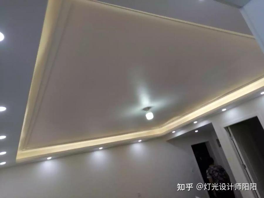 客厅吊顶中间开孔距离墙面15cm格栅背景墙等照明原则5070筒灯还是透镜