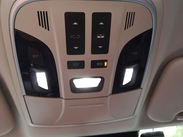 天窗控制开关及车内灯光控制按钮