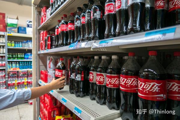 (北京一家超市货架上的某可乐/getty images)