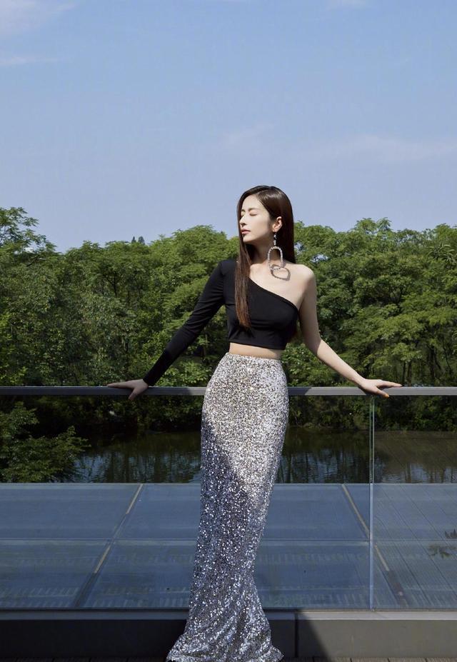 颖儿才是美人鱼身材穿斜肩上衣配鱼尾半身裙曲线美太真实