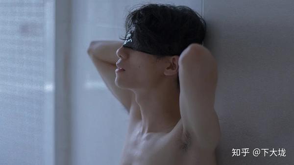 23岁摄影师拍过60个男生,第一次拍裸体很害羞