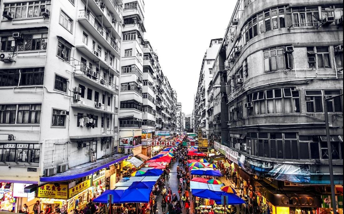 当我到了广州,经常听到香港人对广州深圳的看法就是,"大陆仔,乡下人".