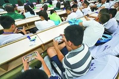中学生上课玩手机,老师应该怎么处理才算合理合法.