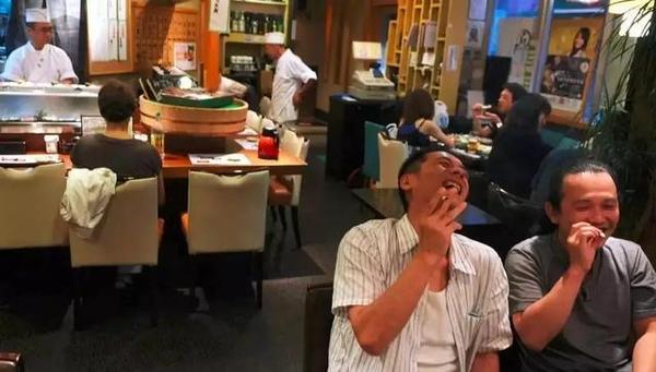 但是日本的一些小酒吧餐厅是允许顾客在室内抽烟的,只是会分禁烟区和