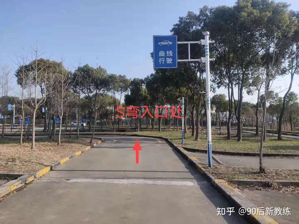 就是压线的地方,是在进入s弯的入口处车子压线和s弯出口处车子压线