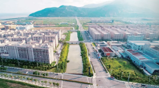 小镇选址于平阳滨海新区新兴产业园,东起护塘河,南至融和路,西至甬台