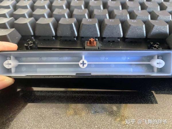 cherry mx 轴,键帽采用的是 pbt双色注塑,空格键厚度还算均匀