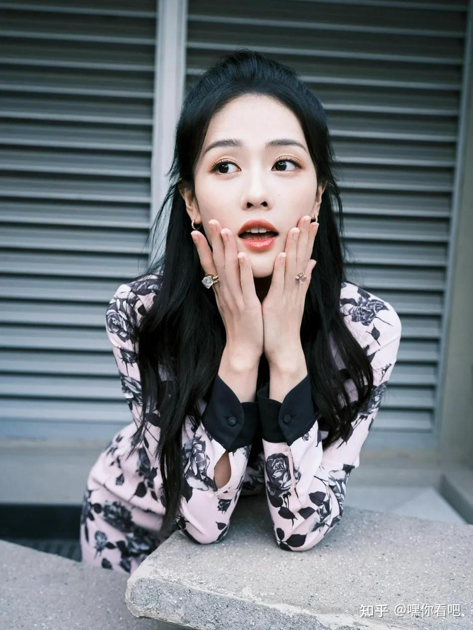 2021年10月2日,美女红星白鹿现身2021国庆特别节目《这样的我很中国