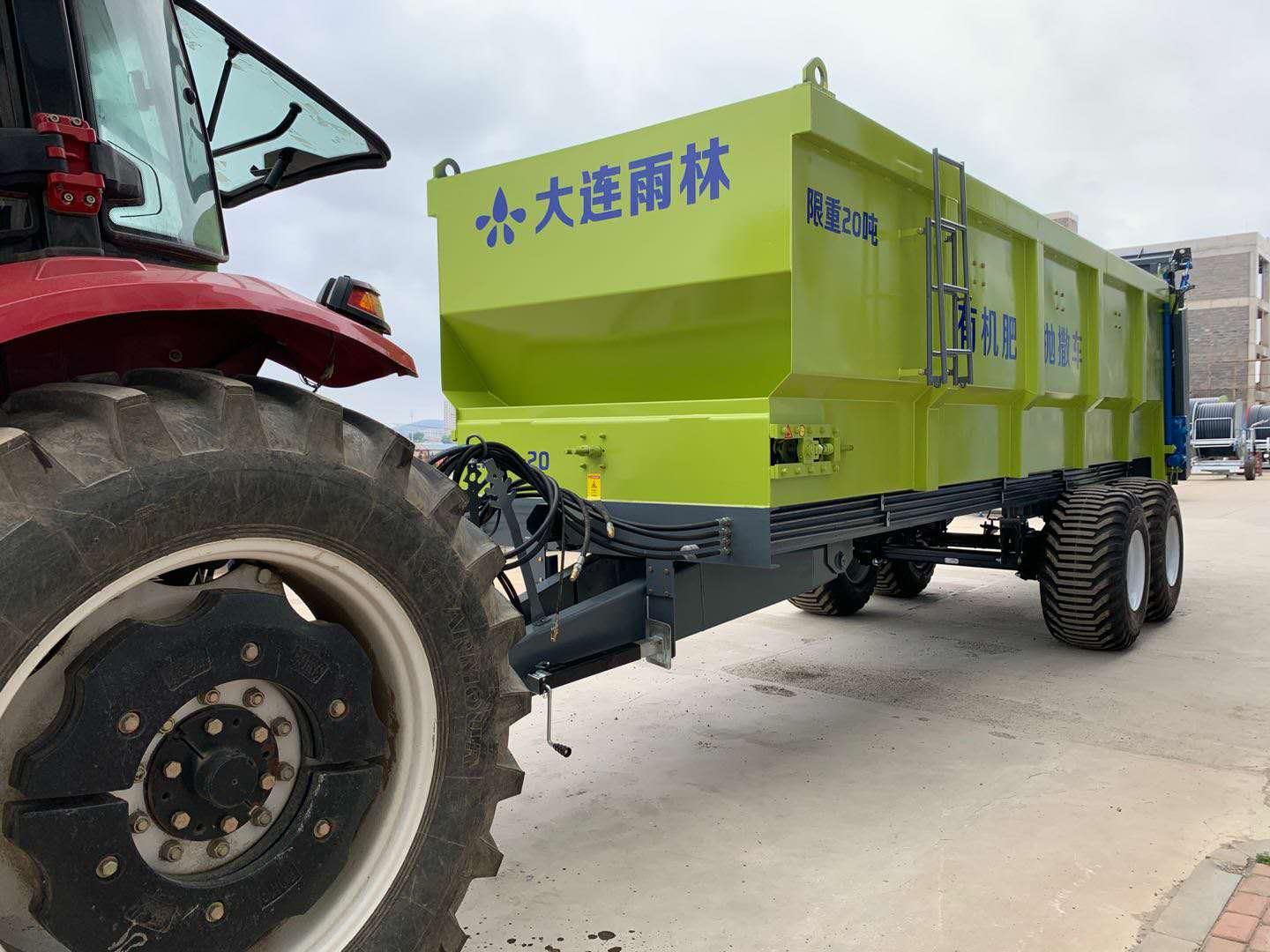 推荐一款抛粪车:大连雨林大型农家肥抛粪车扬粪机,有机肥撒肥机撒粪车