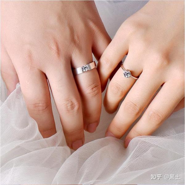 总结一下,求婚戒指等同于订婚戒指,这枚戒指是男方送给女方的定情信物
