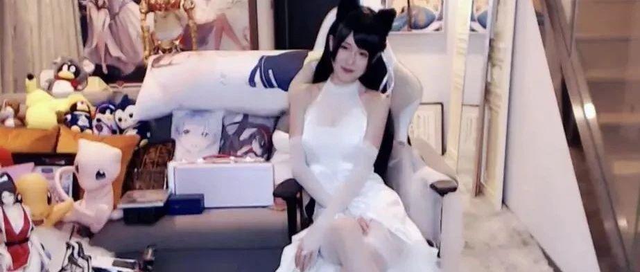 腐团儿婚纱cos战术后退原以为很安全摊开裙子后超管来了