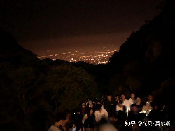夜爬泰山十八盘拥挤处回首看市井霓虹