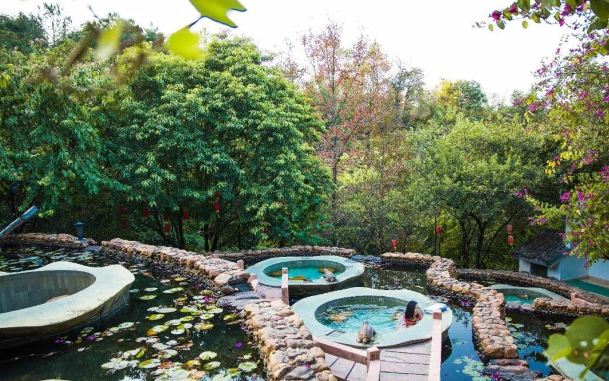特斯拉不限行广州1小时度假圈尊享野趣温泉溯溪探险林泉游泳