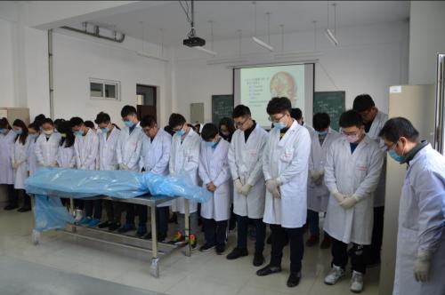 人体解剖课,女学生都在做什么?会不会像男生一样很用心
