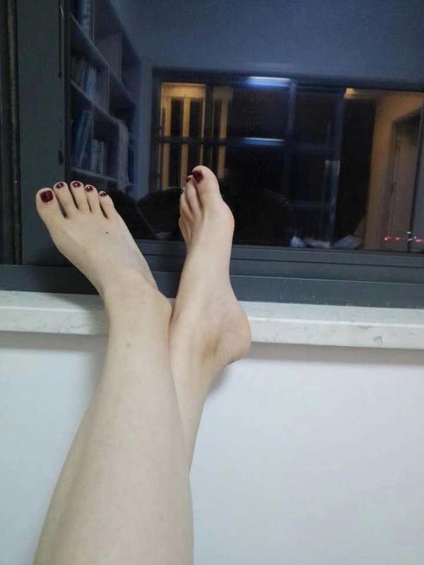 足控的男生有一个脚很漂亮的女朋友感受如何?