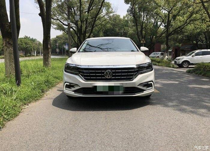 白色帕萨特新能源给我的感觉有着经典大众风格
