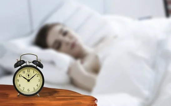 最好每天 固定休息时间,保持充足的睡眠时间,而不是一天熬夜,一天懒觉
