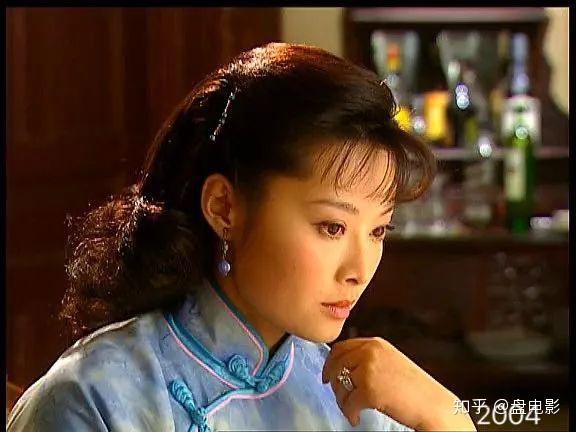 2004年,民国剧《啼笑因缘》中大小姐何丽娜,袁立卷发刘海颇为小家碧玉