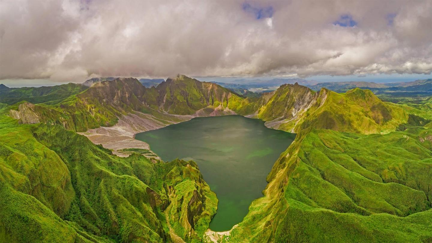 鸟瞰皮纳图博火山湖和山脉,菲律宾波拉克