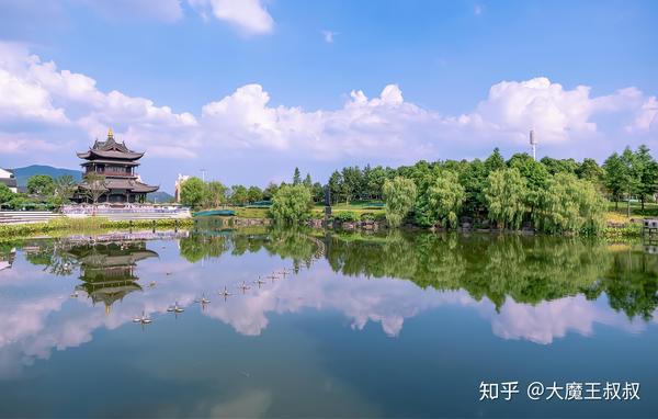 上虞的旅游资源十分丰富,但知名景点却不多,目前最著名的景点要属覆卮