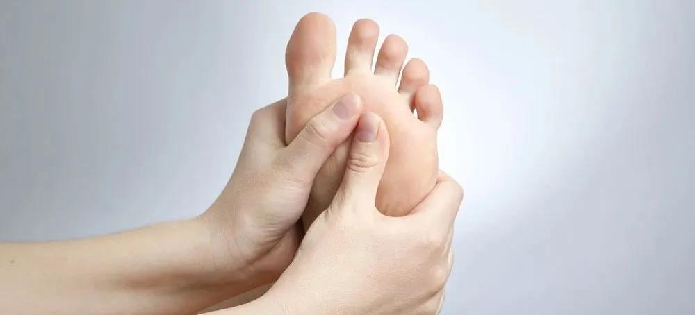前脚掌有老茧一踩地就疼跖痛症如何进行日常处理