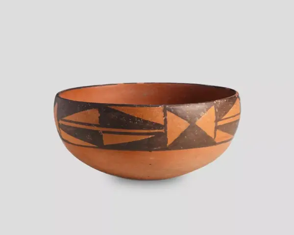 大地湾文化表现为钵形器的口沿,外绘一周约2至3厘米宽的条带;仰韶文化