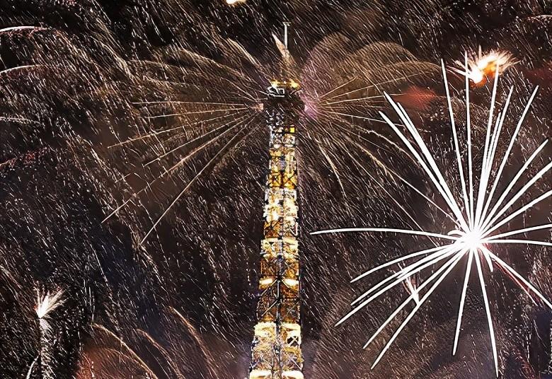 法国国庆日烟火在巴黎埃菲尔铁塔上空绽放